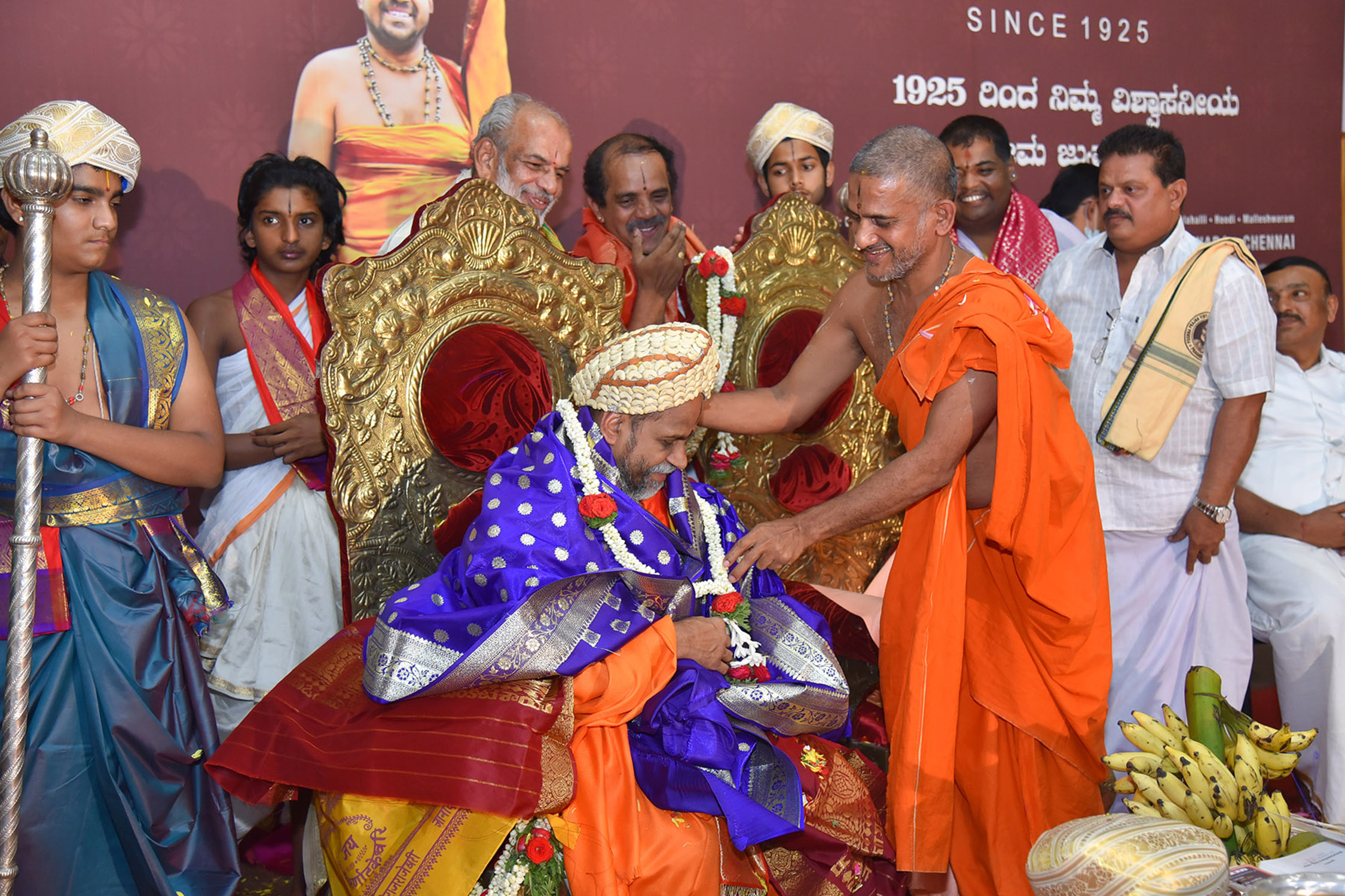 ಪುತ್ತಿಗೆಶ್ರೀಗಳಿಗೆ ಗೋಡಂಬಿ, ಬಾದಾಮಿಯ ಪೇಟ ತೊಡಿಸಿದ ಪೇಜಾವರಶ್ರೀ