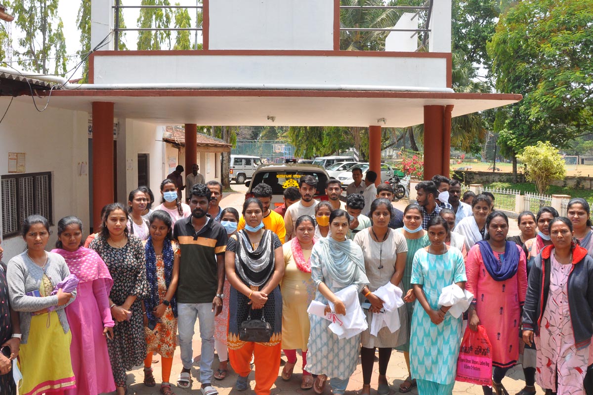 ಚಿಕ್ಕಮಗಳೂರು: ಆರೋಗ್ಯ ಇಲಾಖೆ ಗುತ್ತಿಗೆ ಸಿಬ್ಬಂದಿಯನ್ನು ಸೇವೆಯಲ್ಲಿ ಮುಂದುವರಿಸಲು ಆಗ್ರಹ