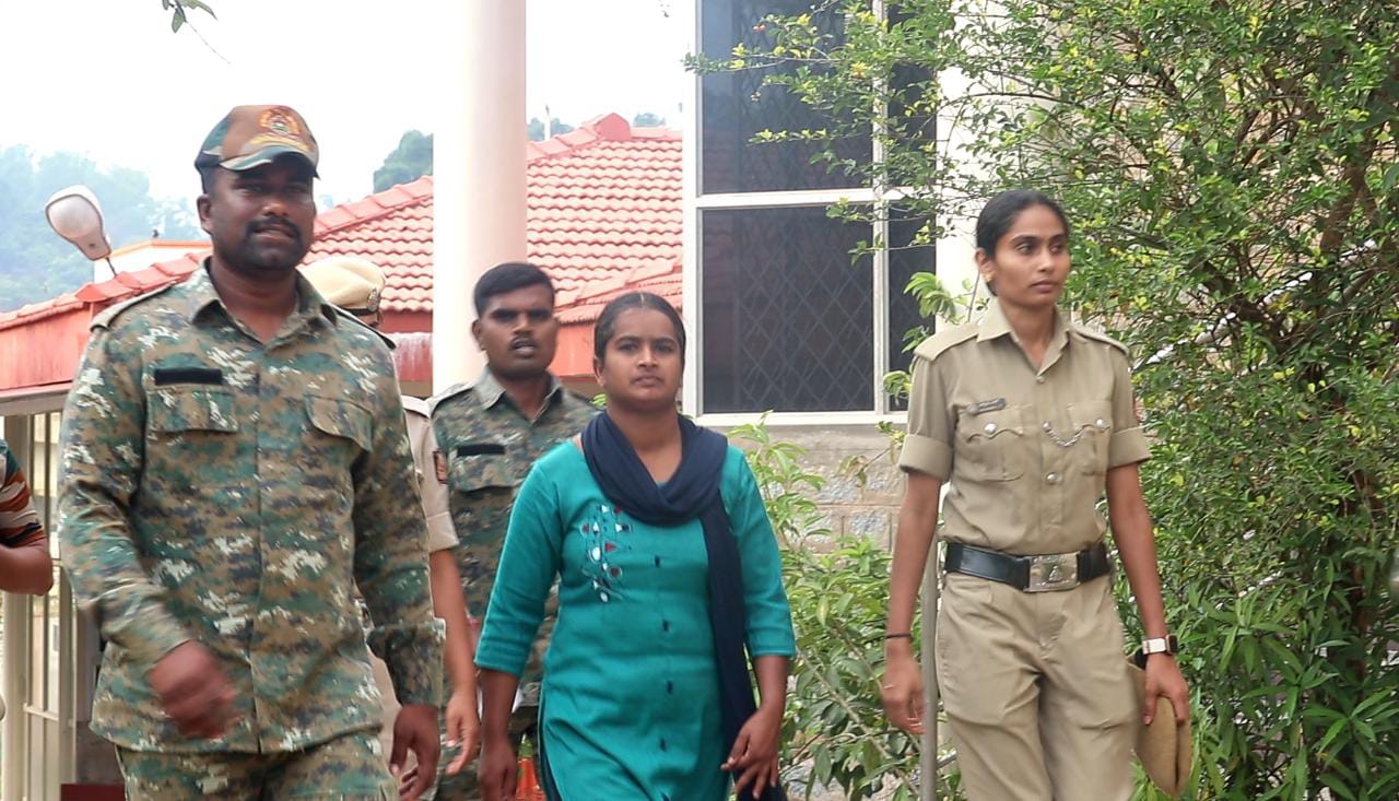ನಕ್ಸಲ್ ನಾಯಕಿ ಸಾವಿತ್ರಿಯನ್ನು ಶೃಂಗೇರಿ ನ್ಯಾಯಾಲಯಕ್ಕೆ ಹಾಜರುಪಡಿಸಿದ ಪೊಲೀಸರು
