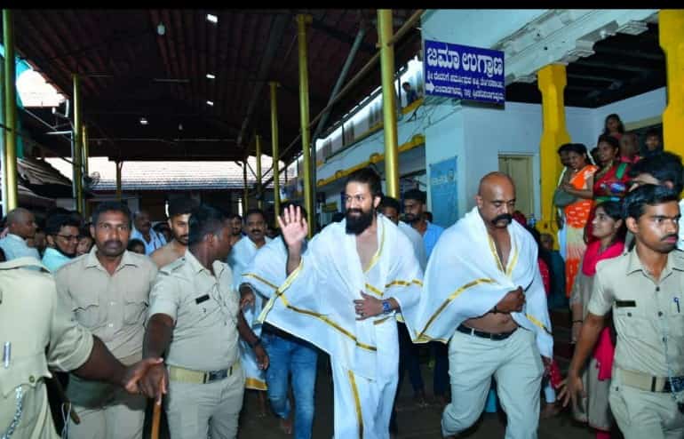ಕುಕ್ಕೆ ಸುಬ್ರಹ್ಮಣ್ಯ ದೇವಾಲಯಕ್ಕೆ ನಟ ಯಶ್ ಭೇಟಿ