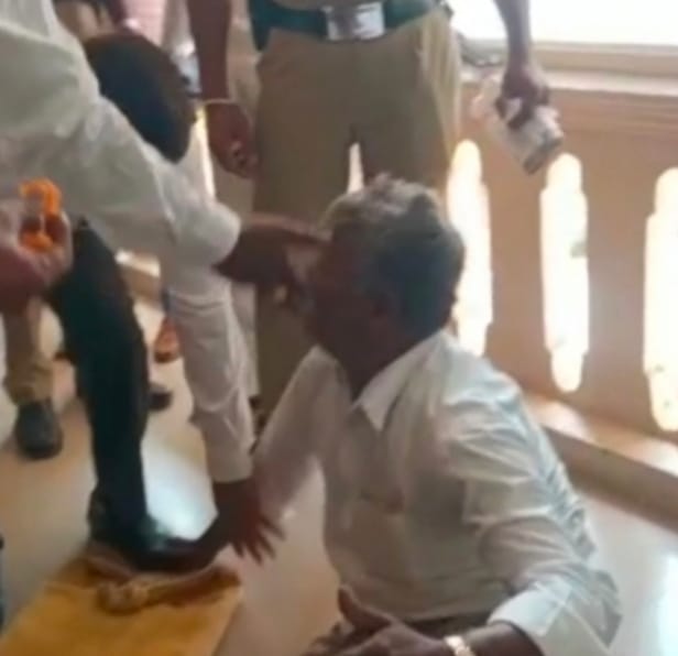 VIDEO- ತುಮಕೂರು: ತಹಶೀಲ್ದಾರ್ ಕಾಲು ಹಿಡಿದು ಕಣ್ಣೀರು ಹಾಕಿದ ರೈತ