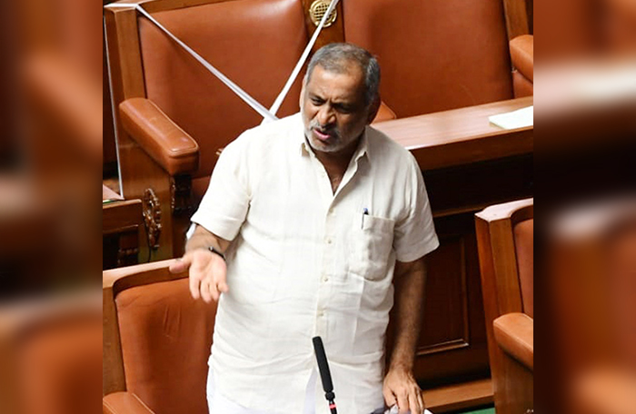 ವ್ಯಾಪಾರ ಮಾಡುವ ಹಕ್ಕು ಎಲ್ಲರಿಗೂ ಇದೆ, ಅಂಗಡಿಗಳನ್ನು ಟಾರ್ಗೆಟ್​ ಮಾಡುವುದು ಸರಿಯಲ್ಲ: ಸಚಿವ ಮಾಧುಸ್ವಾಮಿ