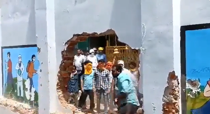 ʼಜೈ ಶ್ರೀರಾಮ್‌ʼ ಘೋಷಣೆಯೊಂದಿಗೆ ರೈಲು ನಿಲ್ದಾಣದ ಗೋಡೆ ಒಡೆದು ಹಾಕಿದ ಹಿಂದುತ್ವ ಕಾರ್ಯಕರ್ತರು