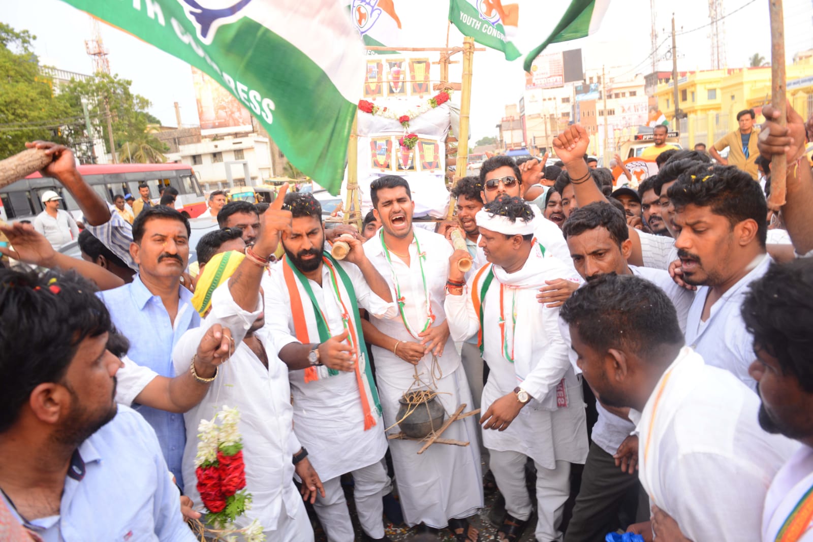 ದಾವಣಗೆರೆ: ಪೆಟ್ರೋಲ್, ಡಿಸೇಲ್ ಬೆಲೆ ಏರಿಕೆ ವಿರೋಧಿಸಿ ಯುವ ಕಾಂಗ್ರೆಸ್ ಕಾರ್ಯಕರ್ತರ ಪ್ರತಿಭಟನೆ