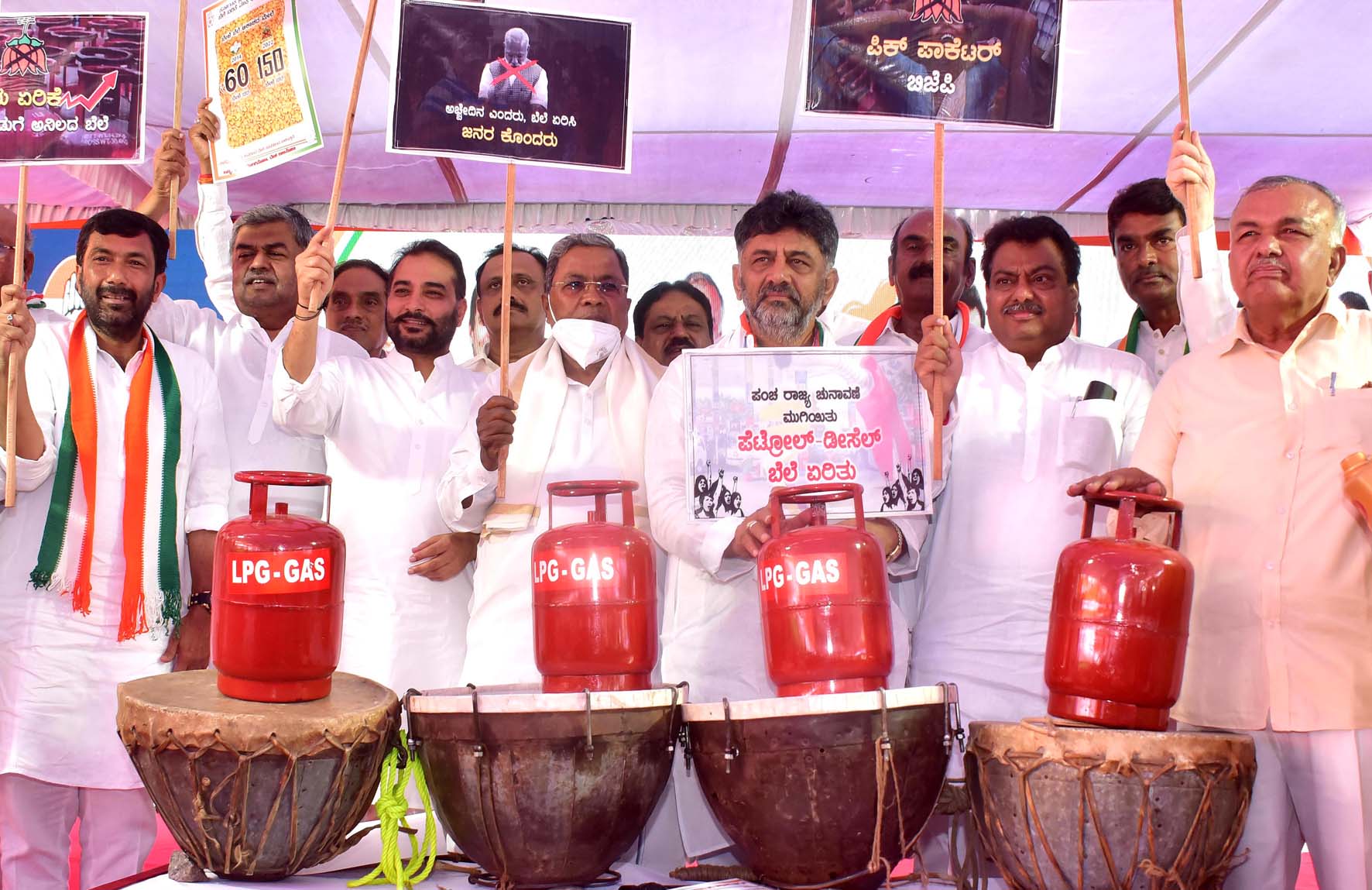 ಬಿಜೆಪಿಯಿಂದ ಇಡೀ ಸಮಾಜಕ್ಕೆ ಬೆಂಕಿ: ಸಿದ್ದರಾಮಯ್ಯ ವಾಗ್ದಾಳಿ