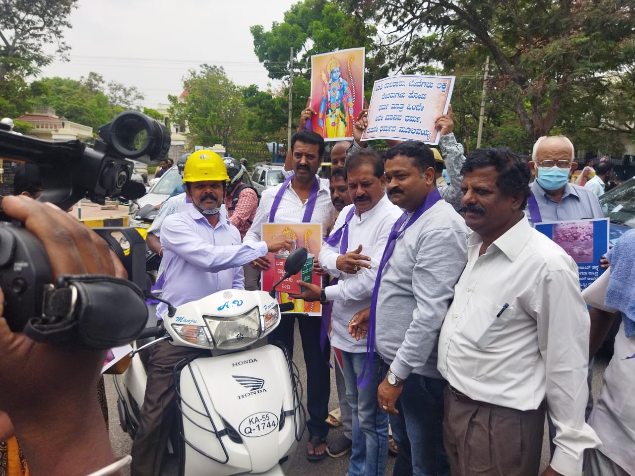 VIDEO- ಮೈಸೂರು: ಕಲ್ಲಂಗಡಿ ವ್ಯಾಪಾರಿ ನಬೀಸಾಬ್ ರಿಗೆ ನೀಡಲು ದೇಣಿಗೆ ಸಂಗ್ರಹ