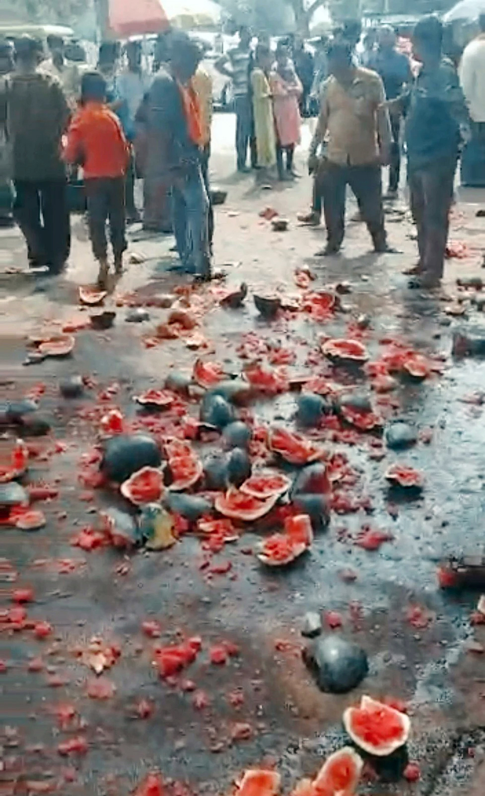 ಅರಸು ರಾಕ್ಷಸ ಮಂತ್ರಿಯೆಂಬುವ  ಮೊರೆವ ಹುಲಿ ಪರಿವಾರ ಹದ್ದಿನ ನೆರವಿ...