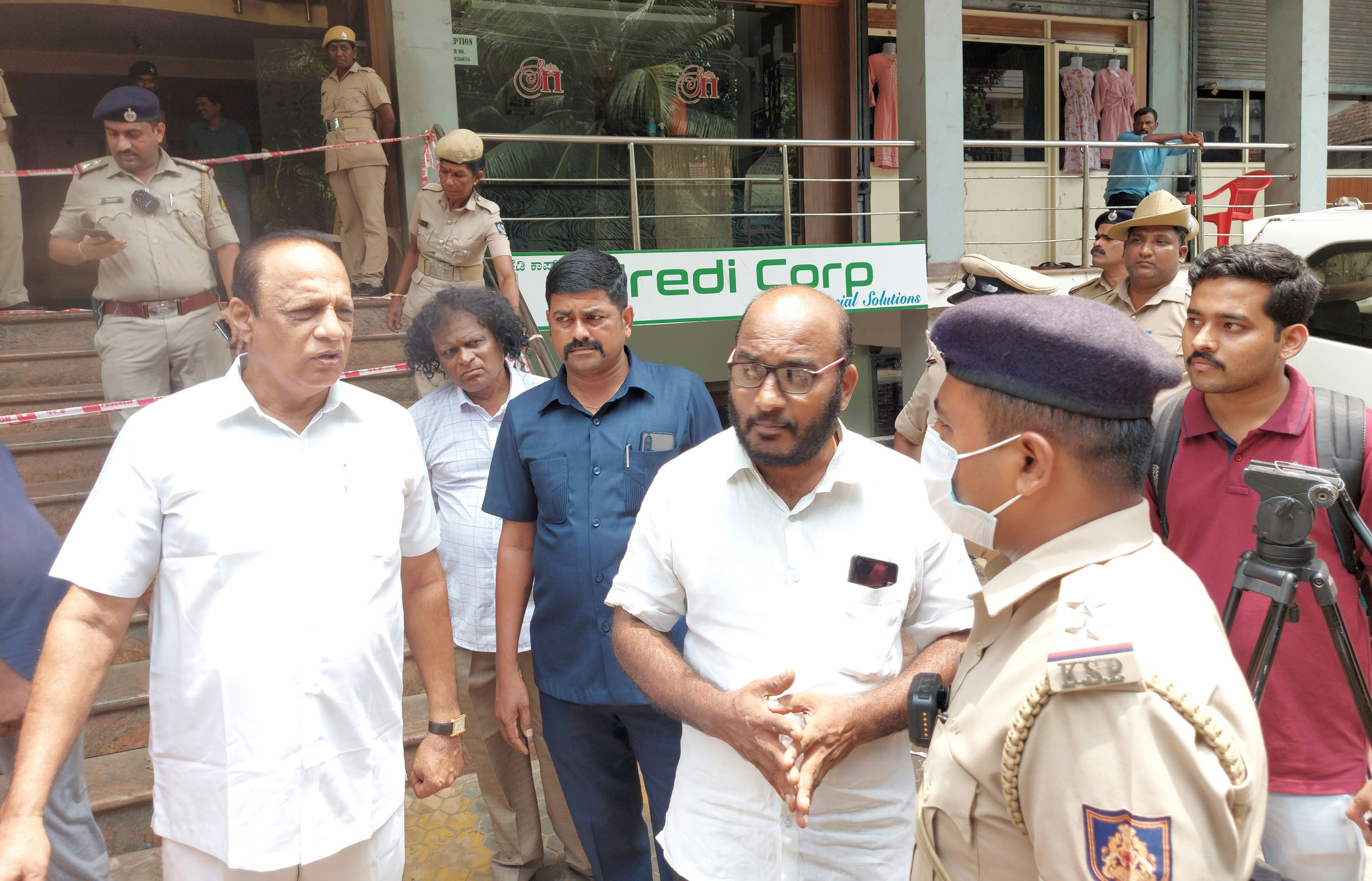 ಸಂತೋಷ್ ಪಾಟೀಲ್ ಆತ್ಮಹತ್ಯೆ ಪ್ರಕರಣ; ಲಾಡ್ಜ್‌ಗೆ ಆಗಮಿಸಿ ಕುಟುಂಬಸ್ಥರನ್ನು ಭೇಟಿಯಾದ ಸೊರಕೆ