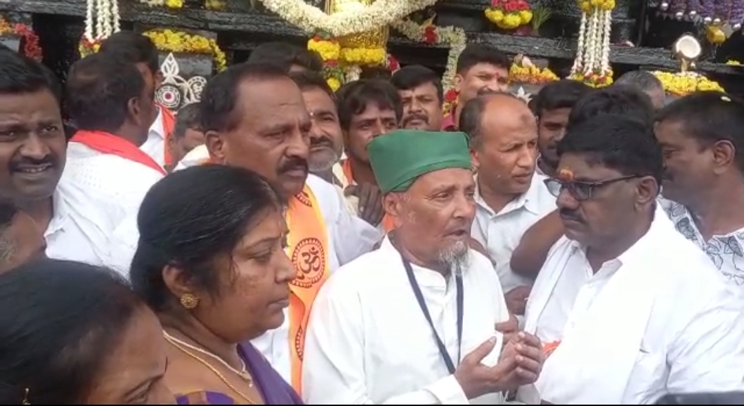 VIDEO-ಚನ್ನಕೇಶವ ಜಾತ್ರಾ ರಥೋತ್ಸವದಲ್ಲಿ ಕುರ್‌ಆನ್ ಪಠಣ: ಸೌಹಾರ್ದ ಸಂದೇಶಕ್ಕೆ ಸಾಕ್ಷಿಯಾದ ಬೇಲೂರು