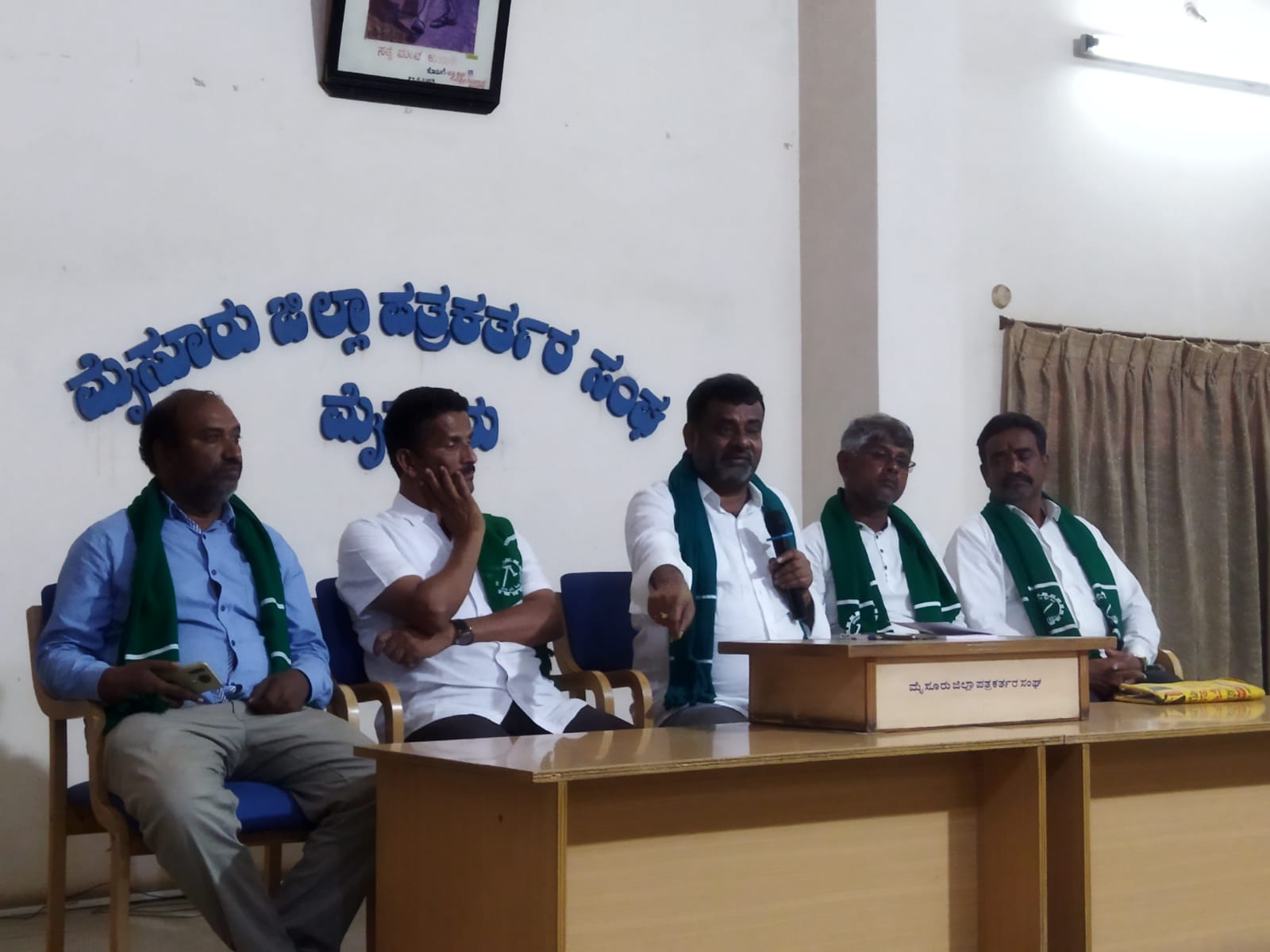 VIDEO| ಈಶ್ವರಪ್ಪರನ್ನು ಬಂಧಿಸದಿದ್ದಲ್ಲಿ ರಾಜಭವನಕ್ಕೆ ಮುತ್ತಿಗೆ: ಬಡಗಲಪುರ ನಾಗೇಂದ್ರ