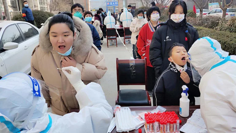 ಚೀನಾದ ಶಾಂಘೈ ನಗರದಲ್ಲಿ ಏರುತ್ತಿರುವ ಕೋವಿಡ್ ಪ್ರಕರಣಗಳು; ಅಗತ್ಯ ವಸ್ತುಗಳಿಗೆ ಜನರ ಪರದಾಟ