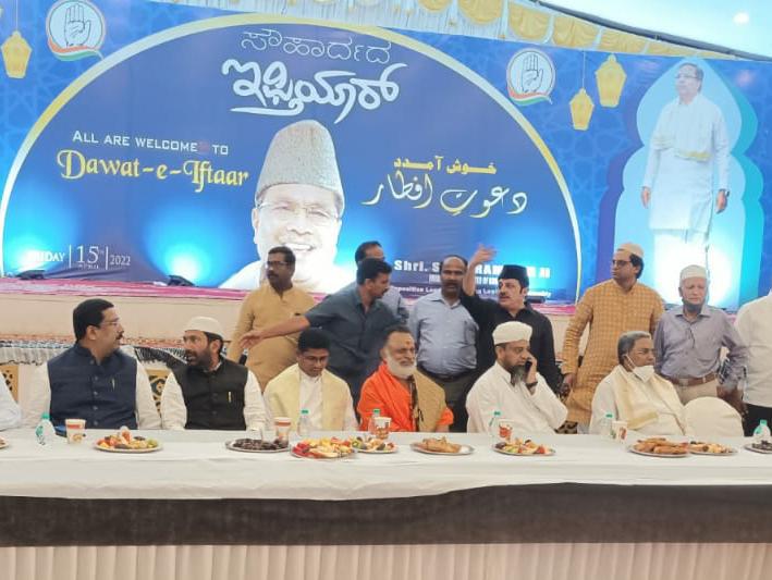 ಬೆಂಗಳೂರು: ಸಿದ್ದರಾಮಯ್ಯ ನೇತೃತ್ವದಲ್ಲಿ ಸೌಹಾರ್ದ ಇಫ್ತಾರ್ ಕೂಟ ಬೆಂಗಳೂರು: ಸಿದ್ದರಾಮಯ್ಯ ನೇತೃತ್ವದಲ್ಲಿ ಸೌಹಾರ್ದ ಇಫ್ತಾರ್ ಕೂಟ