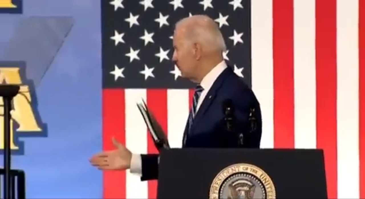 ಗಾಳಿಯೊಂದಿಗೆ ಹಸ್ತಲಾಘವ: ಮುಜುಗರಕ್ಕೆ ಒಳಗಾದ ಬೈಡನ್