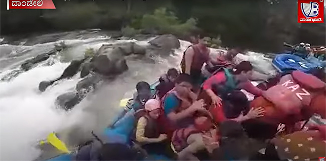 ಕಾಳಿನದಿಯಲ್ಲಿ ರಿವರ್ ರ‍್ಯಾಪ್ಟಿಂಗ್ ವೇಳೆ ತಪ್ಪಿದ ದುರಂತ: 14 ಪ್ರವಾಸಿಗರ ರಕ್ಷಣೆ