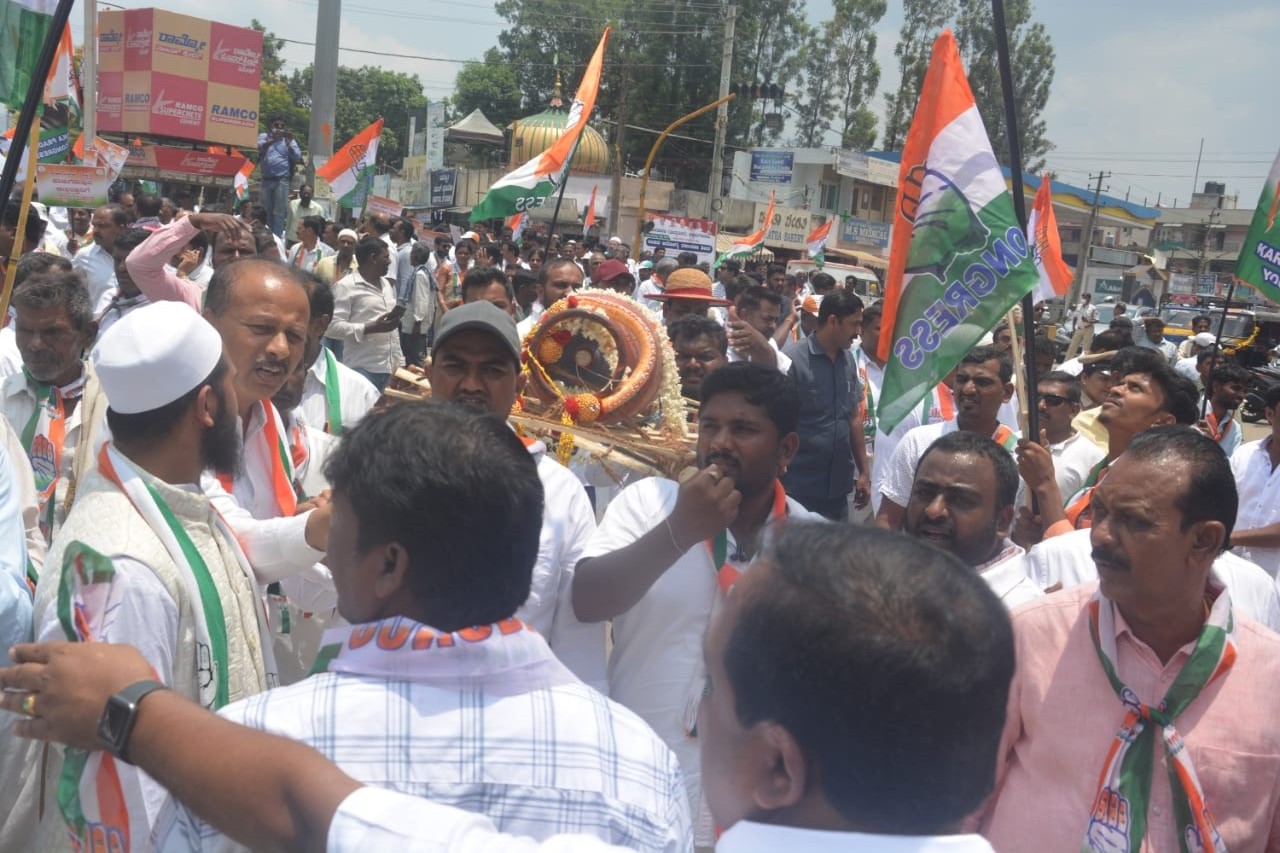 ಚಿಕ್ಕಮಗಳೂರು | ಈಶ್ವರಪ್ಪ ಬಂಧನಕ್ಕೆ ಆಗ್ರಹಿಸಿ, ಬೆಲೆಯೇರಿಕೆ ಖಂಡಿಸಿ ಕಾಂಗ್ರೆಸ್ ಪ್ರತಿಭಟನೆ