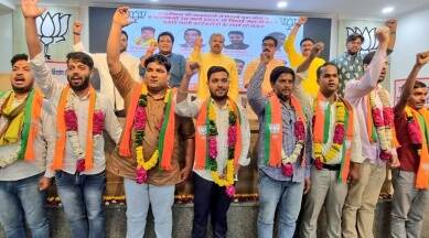 ಕೇಜ್ರಿವಾಲ್ ನಿವಾಸದ ಮೇಲೆ ದಾಳಿ ನಡೆಸಿದ್ದ 8 ಆರೋಪಿಗಳಿಗೆ ದಿಲ್ಲಿ ಬಿಜೆಪಿ ಕಚೇರಿಯಲ್ಲಿ ಹೂ ಹಾರ ಹಾಕಿ ಸನ್ಮಾನ!