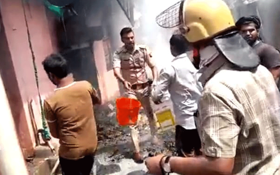 ಹಿಂದು ಯುವತಿಯನ್ನು ಪ್ರೀತಿಸುತ್ತಿದ್ದ ಮುಸ್ಲಿಂ ವ್ಯಕ್ತಿಯ ಮನೆಗೆ ಬೆಂಕಿ ಹಚ್ಚಿದ ಉದ್ರಿಕ್ತ ಗುಂಪು