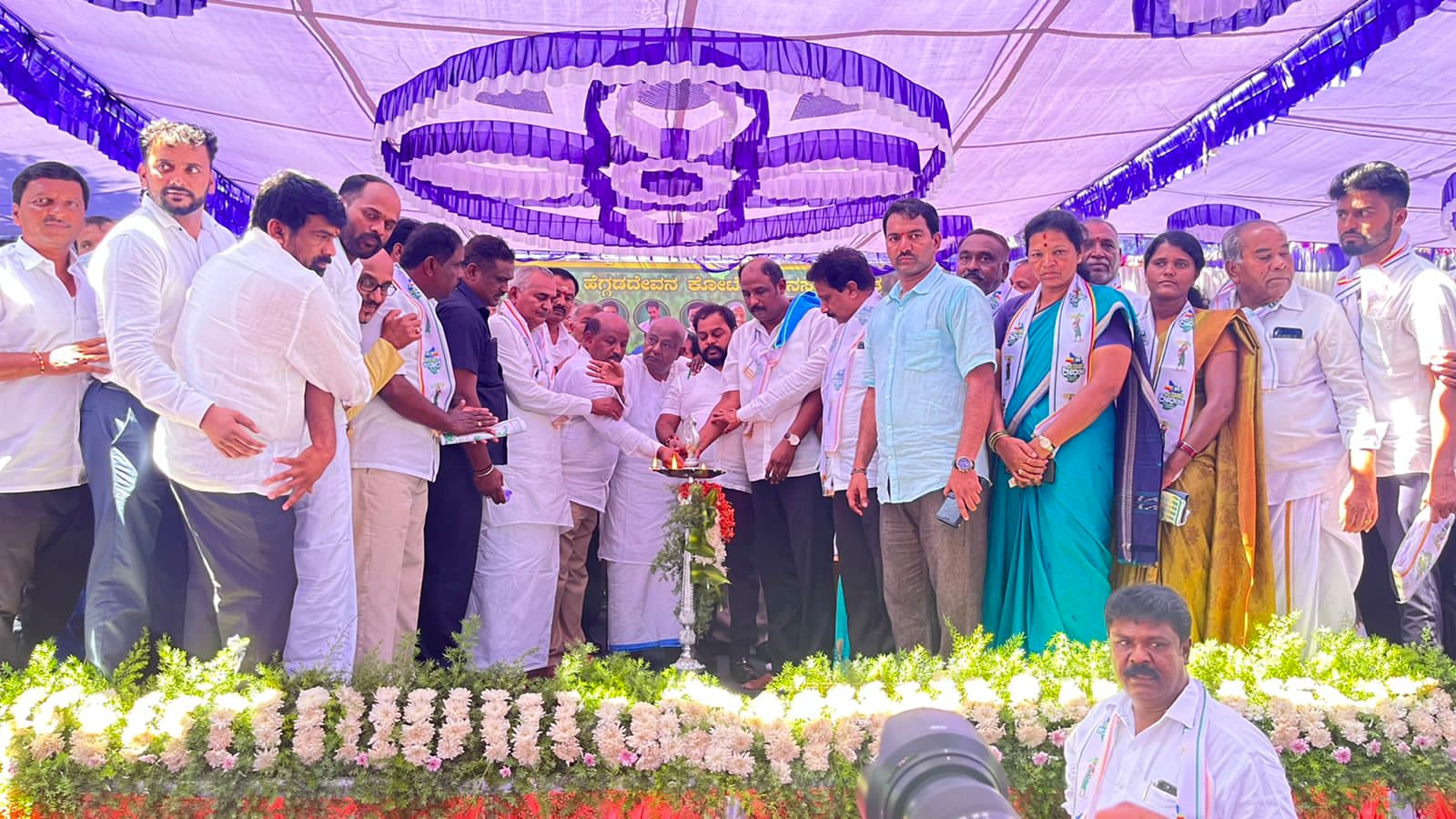 ‘ಜನತಾ ಜಲಧಾರೆ ಆರಂಭ: ದೇವೇಗೌಡ, ಎಚ್.ಡಿ.ಕುಮಾರಸ್ವಾಮಿಯವರಿಂದ ಜಲ ಸಂಗ್ರಹ