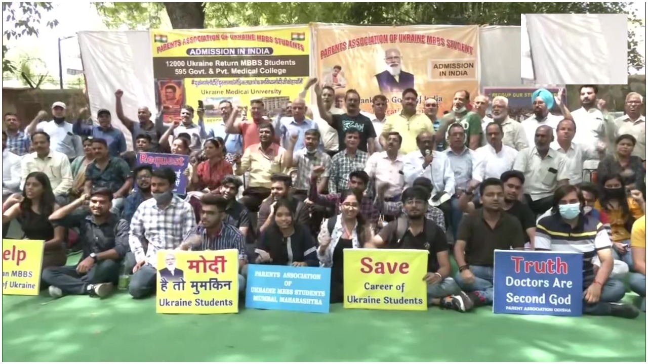 ಶಿಕ್ಷಣ ಮುಂದುವರಿಸಲು ಅವಕಾಶ ಕೋರಿ ಉಕ್ರೇನ್‌ನಿಂದ ಮರಳಿದ ವಿದ್ಯಾರ್ಥಿಗಳಿಂದ ಪ್ರತಿಭಟನೆ