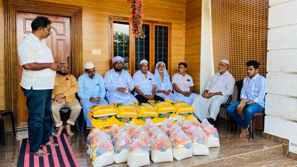 ಮುಸ್ತಫಾ ಅಂಜಿಕ್ಕಾರ್ ನೇತೃತ್ವದಲ್ಲಿ ರಮಝಾನ್ ಕಿಟ್ ವಿತರಣೆ