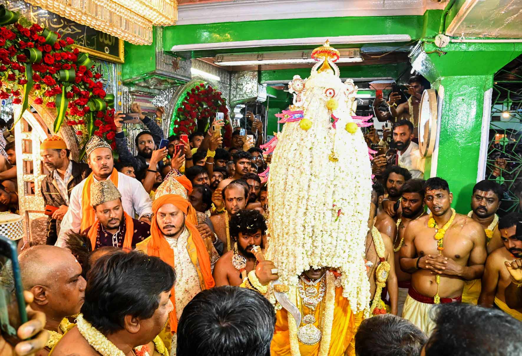 ವಿಘ್ನಗಳ ನಡುವೆ ಅದ್ದೂರಿಯಾಗಿ ನಡೆದ ಐತಿಹಾಸಿಕ ಬೆಂಗಳೂರು ಕರಗ