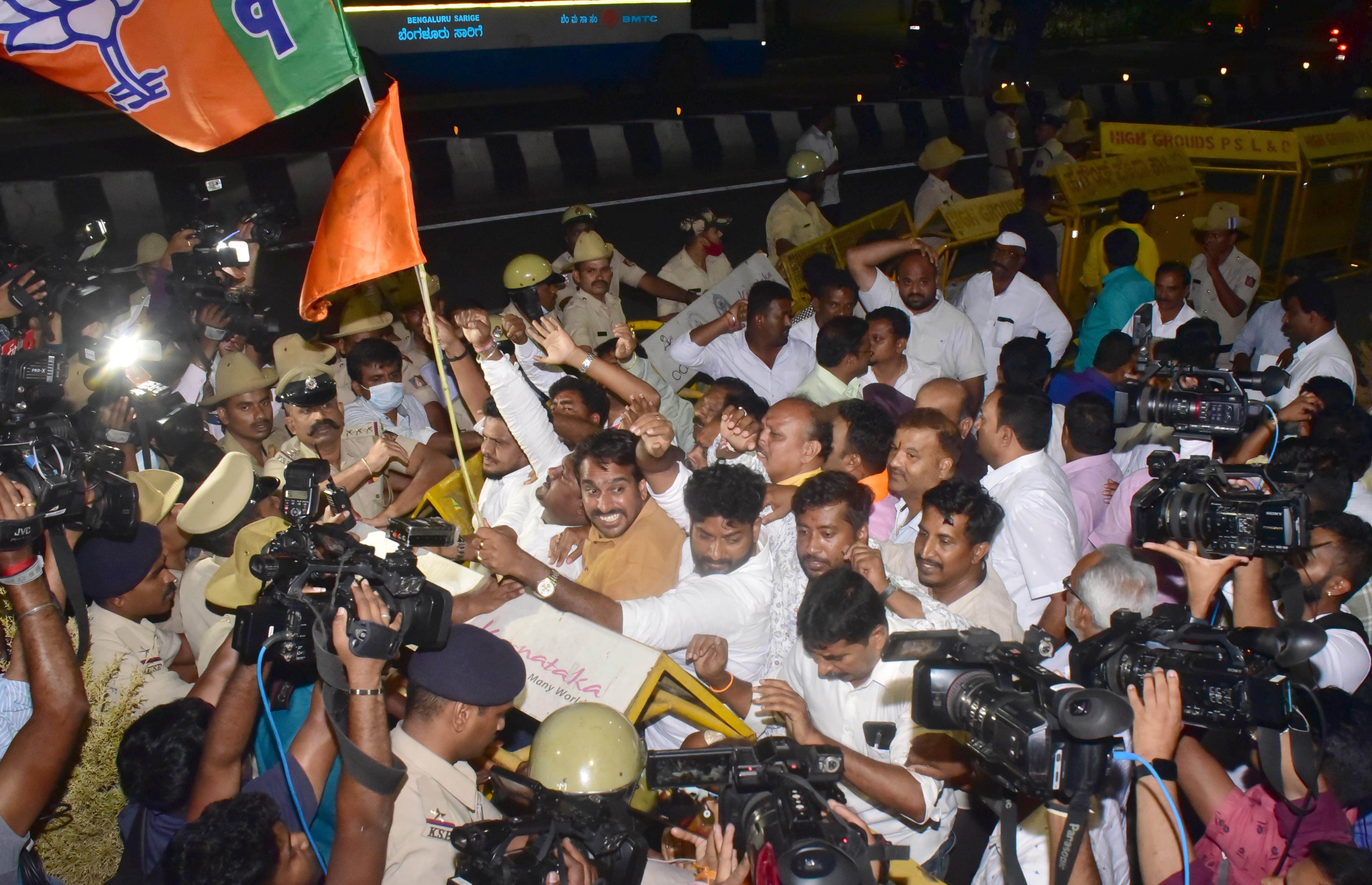 ಸಿಎಂ ನಿವಾಸದ ಎದುರು ಪ್ರತಿಭಟನೆ ವಿಚಾರ: ಮಾಜಿ ಸಚಿವ ಈಶ್ವರಪ್ಪ ಬೆಂಬಲಿಗರ ವಿರುದ್ಧ ದೂರು