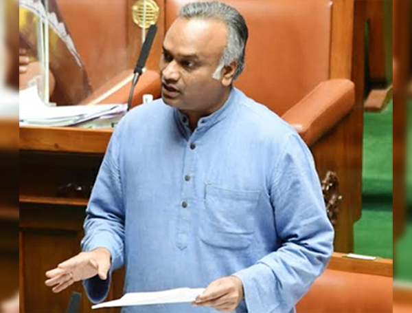 ಉದ್ದಿಮೆಗಳಿಗೆ ಬೆಂಗಳೂರಿನಿಂದ ಹೈದರಾಬಾದ್‌ಗೆ ಆಹ್ವಾನ: ಬೊಮ್ಮಾಯಿ ಸರ್ಕಾರದ ವಿರುದ್ಧ ಪ್ರಿಯಾಂಕ್ ಖರ್ಗೆ ಅಸಮಾಧಾನ