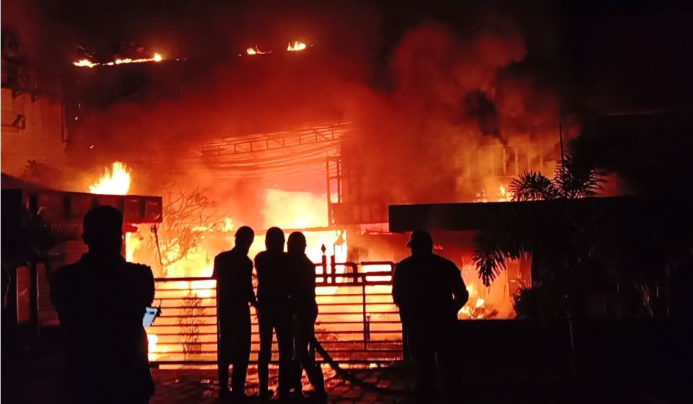 ಮಣಿಪಾಲ: ಹೋಟೆಲ್, ಫರ್ನಿಚರ್ ಮಳಿಗೆಯಲ್ಲಿ ಬೆಂಕಿ ಅವಘಡ, ಲಕ್ಷಾಂತರ ರೂ. ಮೌಲ್ಯದ ಸೊತ್ತು ಭಸ್ಮ
