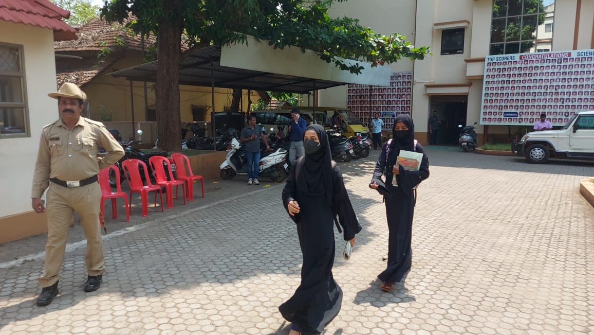 ಉಡುಪಿ | ಹೈಕೋರ್ಟ್ ಮೆಟ್ಟಿಲೇರಿದ್ದ ಹಿಜಾಬ್ಧಾರಿ ವಿದ್ಯಾರ್ಥಿನಿಯರಿಗೆ ಪರೀಕ್ಷೆ ಬರೆಯಲು ಅವಕಾಶ ನಿರಾಕರಣೆ ಉಡುಪಿ | ಹೈಕೋರ್ಟ್ ಮೆಟ್ಟಿಲೇರಿದ್ದ ಹಿಜಾಬ್ಧಾರಿ ವಿದ್ಯಾರ್ಥಿನಿಯರಿಗೆ ಪರೀಕ್ಷೆ ಬರೆಯಲು ಅವಕಾಶ ನಿರಾಕರಣೆ