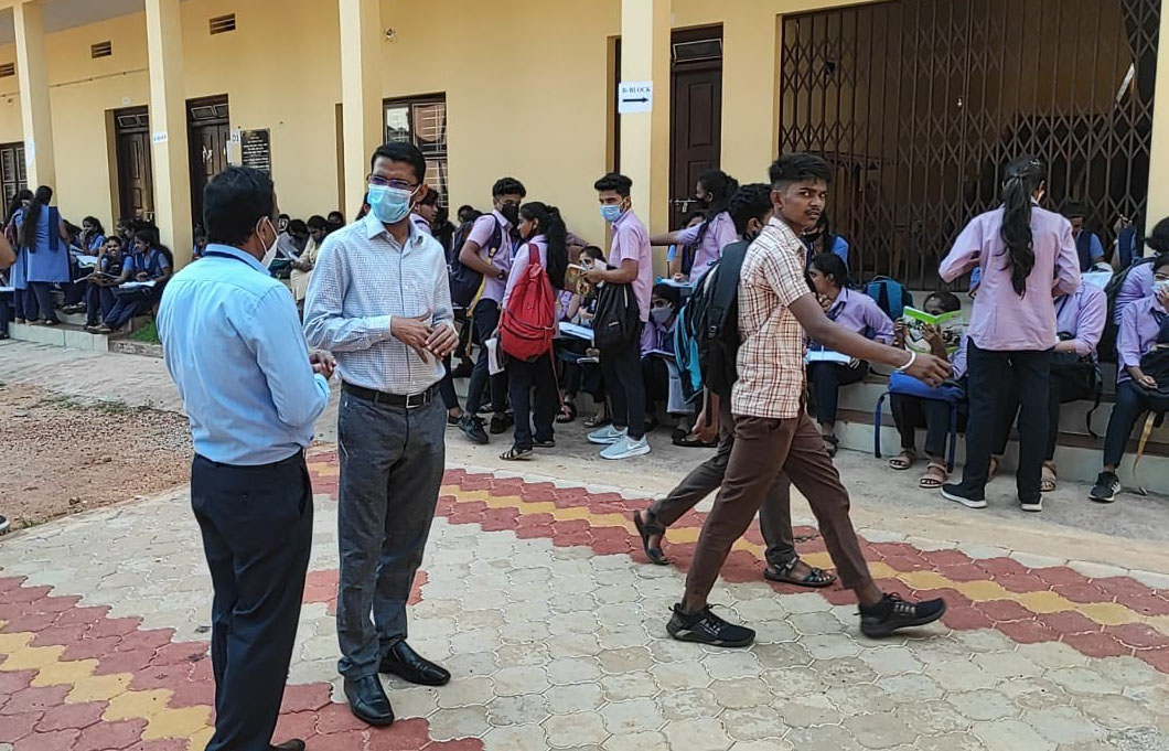 ದ್ವಿತೀಯ ಪಿಯು ಪರೀಕ್ಷೆ; ಉಡುಪಿ ಜಿಲ್ಲೆಯಲ್ಲಿ 141 ಮಂದಿ ವಿದ್ಯಾರ್ಥಿಗಳು ಗೈರು ದ್ವಿತೀಯ ಪಿಯು ಪರೀಕ್ಷೆ; ಉಡುಪಿ ಜಿಲ್ಲೆಯಲ್ಲಿ 141 ಮಂದಿ ವಿದ್ಯಾರ್ಥಿಗಳು ಗೈರು