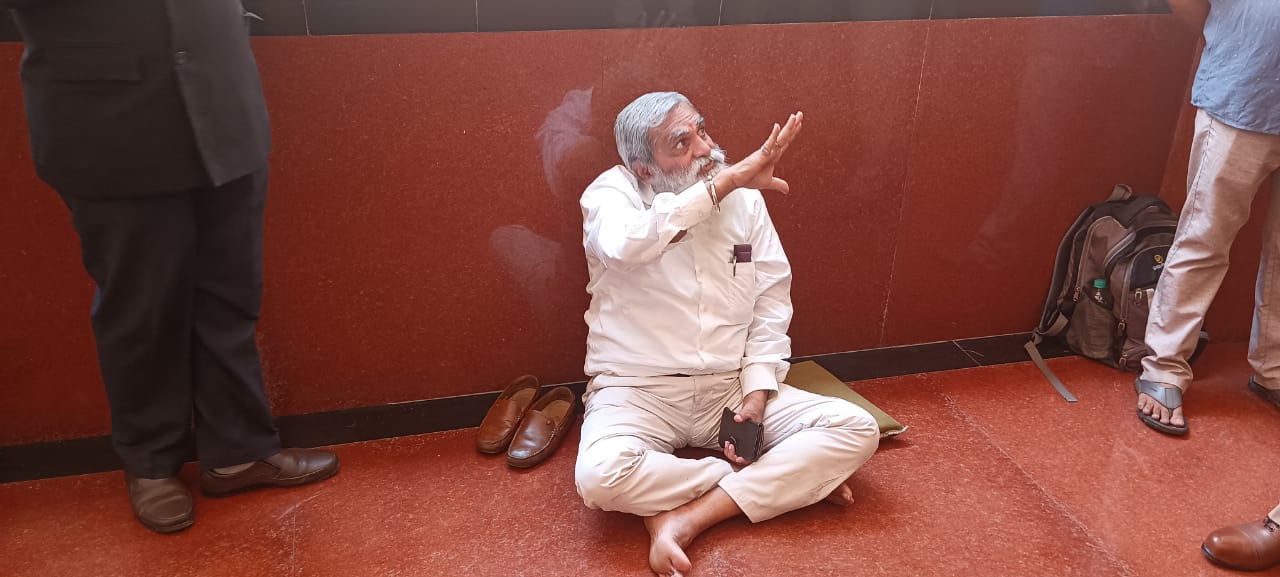 ವಿಧಾನಮಂಡಲ ಸಮಿತಿ ಸಭೆಗೆ ಏಕಾಏಕಿ ನುಗ್ಗಿದ ವಕೀಲ, ಎಸ್ಸಿ-ಎಸ್ಟಿ ಸಭೆಯಲ್ಲಿ ಗದ್ದಲ