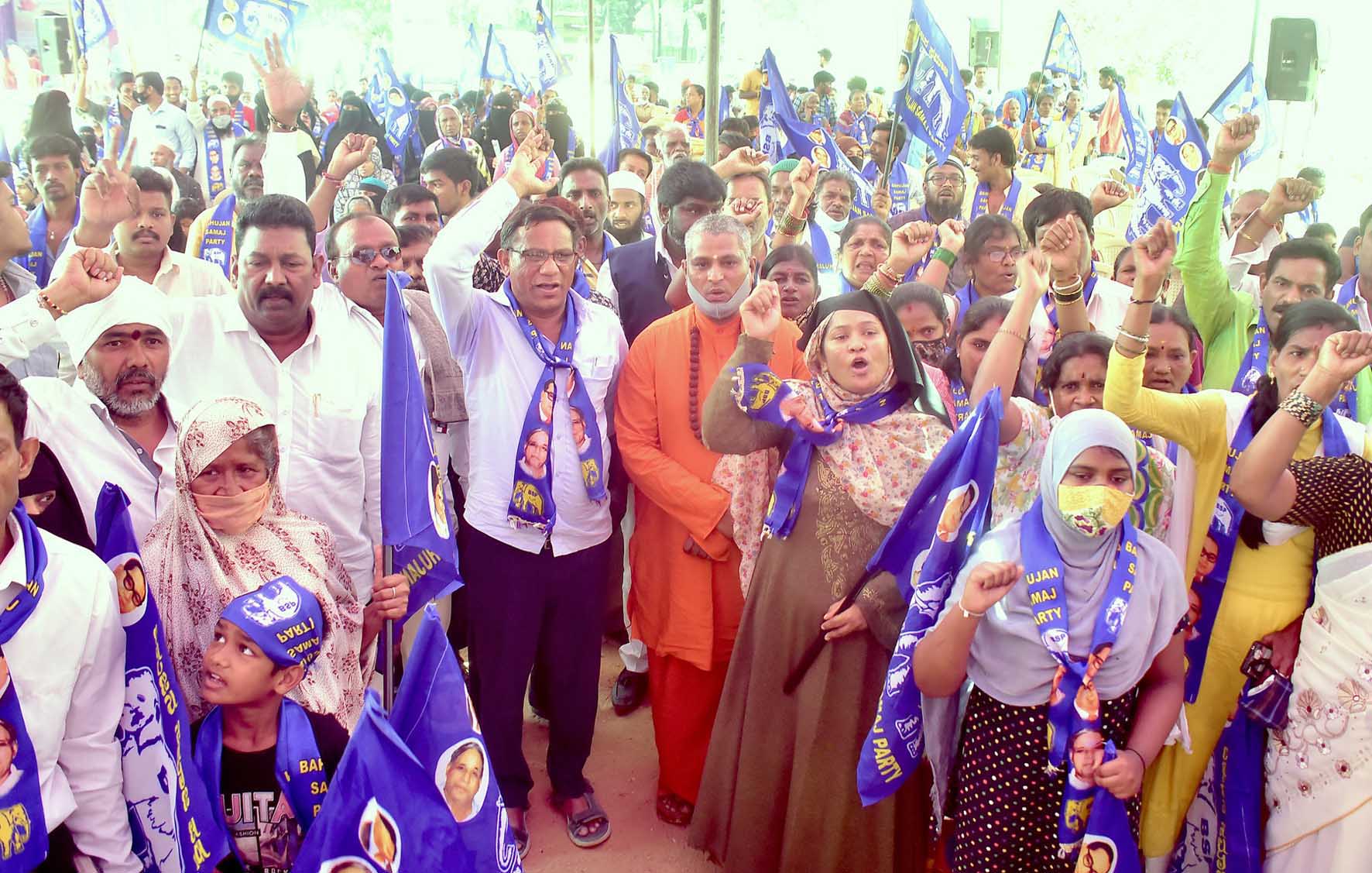 ಕೊಳೆಗೇರಿ ನಿವಾಸಿಗಳಿಗೆ ಹಕ್ಕು ಪತ್ರ ನೀಡುವಂತೆ ಒತ್ತಾಯಿಸಿ ಬಿಎಸ್ಪಿ ಪ್ರತಿಭಟನೆ: ಸಚಿವ ಸೋಮಣ್ಣ ವಜಾಕ್ಕೆ ಆಗ್ರಹ