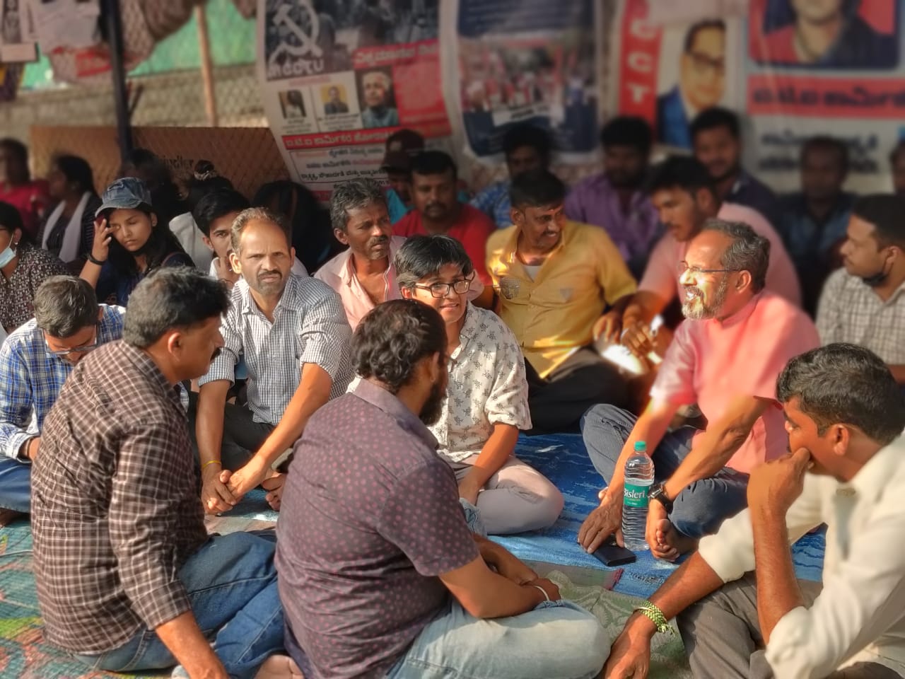 ಬೆಂಗಳೂರು: 150ನೇ ದಿನಕ್ಕೆ ಕಾಲಿಟ್ಟ ಐಟಿಐ ಕಾರ್ಮಿಕರ ಅಹೋರಾತ್ರಿ ಧರಣಿಗೆ ನಿರ್ದೇಶಕ, ನಟ ಬಿ.ಸುರೇಶ್ ಬೆಂಬಲ