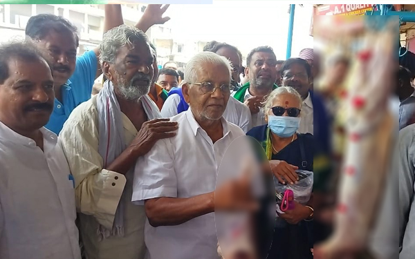 ಹಿಂದುತ್ವ ಸಂಘಟನೆಗಳ ಕರೆ ಬಹಿಷ್ಕರಿಸಿ ಮುಸ್ಲಿಮರ ಅಂಗಡಿಯಿಂದ ಮಾಂಸ ಖರೀದಿಸಿದ ದಲಿತರು, ರೈತರು ಮತ್ತು ಸಾಹಿತಿಗಳು ಹಿಂದುತ್ವ ಸಂಘಟನೆಗಳ ಕರೆ ಬಹಿಷ್ಕರಿಸಿ ಮುಸ್ಲಿಮರ ಅಂಗಡಿಯಿಂದ ಮಾಂಸ ಖರೀದಿಸಿದ ದಲಿತರು, ರೈತರು ಮತ್ತು ಸಾಹಿತಿಗಳು