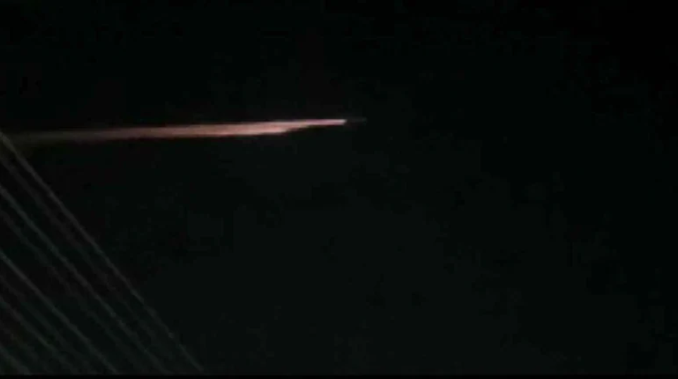 ಆಕಾಶದಿಂದ ಉರಿಯುತ್ತಾ ಕೆಳಗೆ ಬಿದ್ದ ಸಿಲಿಂಡರ್‌ ರೀತಿಯ ಅಪರಿಚಿತ ವಸ್ತು: ವೀಡಿಯೊ ವೈರಲ್
