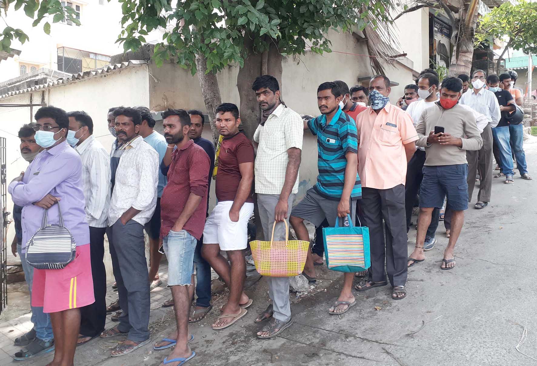 ಅಂಗಡಿಗಳಲ್ಲಿ ಮಾಂಸ ಖರೀದಿಗೆ ನೂಕುನುಗ್ಗಲು: ಹಲಾಲ್-ಜಟ್ಕಾ ಕಟ್ ವಿವಾದ ಸುಳ್ಳು ವದಂತಿಗಳಿಗೆ ಕಿವಿಗೊಡದ ಜನ