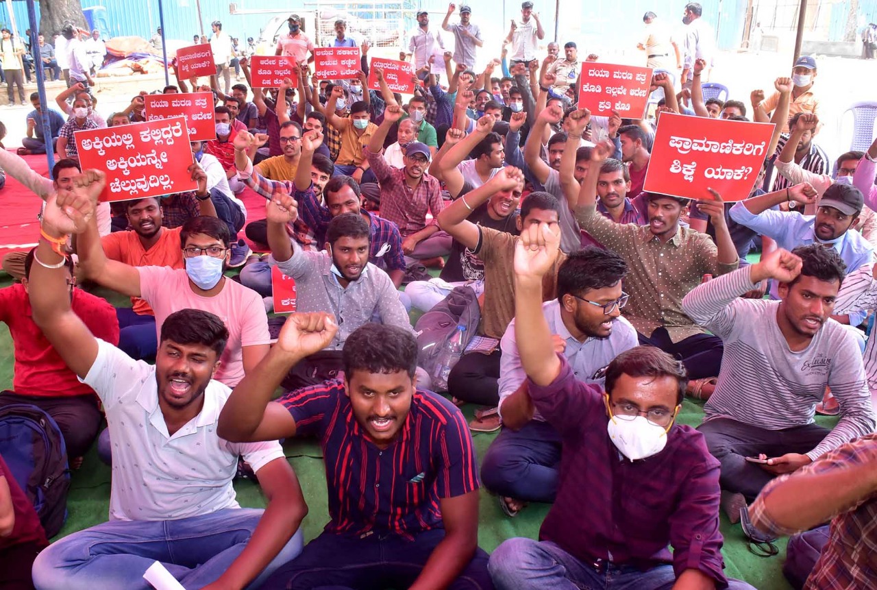 ಪಿಎಸ್‍ಐ ಹುದ್ದೆಗಳಿಗೆ ಮರು ಪರೀಕ್ಷೆ:  ಸರಕಾರದ ನಿರ್ಧಾರ ಖಂಡಿಸಿ ಅಭ್ಯರ್ಥಿಗಳಿಂದ ಪ್ರತಿಭಟನೆ