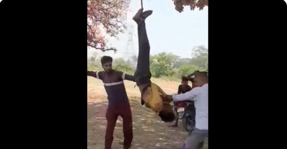 ಛತ್ತೀಸ್ ಗಡ: ವ್ಯಕ್ತಿಯನ್ನು ಮರಕ್ಕೆ ತಲೆ ಕೆಳಗಾಗಿ ನೇತು ಹಾಕಿ ಥಳಿಸಿದ ದೃಶ್ಯ ಕ್ಯಾಮೆರಾದಲ್ಲಿ ಸೆರೆ