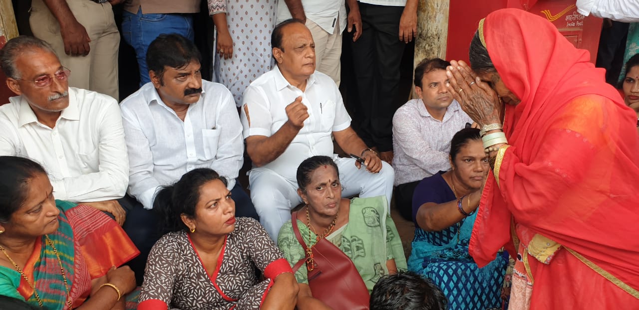 ಶಿರ್ವ ದಲಿತ ಮಹಿಳೆ ಮನೆ ತೆರವು ವಿರೋಧಿಸಿ ಪ್ರತಿಭಟನೆ: ಮಾತಿನ ಚಕಮಕಿ, ತಳ್ಳಾಟದಲ್ಲಿ ಹರಿದ ಸೊರಕೆಯ ಶರ್ಟ್!