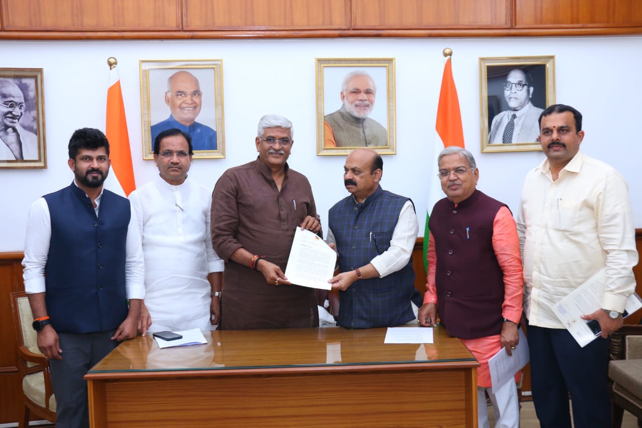 ಮೇಕೆದಾಟು ವಿವಾದ: ಕೇಂದ್ರ ಜಲಶಕ್ತಿ ಸಚಿವರೊಂದಿಗೆ ಮಾತುಕತೆ ನಡೆಸಿದ ಸಿಎಂ ಬೊಮ್ಮಾಯಿ