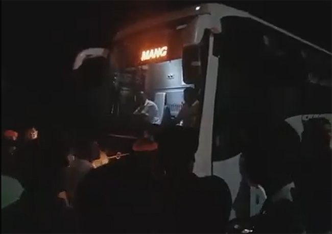 ಬಸ್ ಹತ್ತುವ ಸಂದರ್ಭದಲ್ಲೇ ಶಾಸಕ ಸಂಜೀವ ಮಠಂದೂರಿಗೆ ಹಿಂದುತ್ವ ಸಂಘಟನೆಗಳ ಕಾರ್ಯಕರ್ತರಿಂದ ಮುತ್ತಿಗೆ