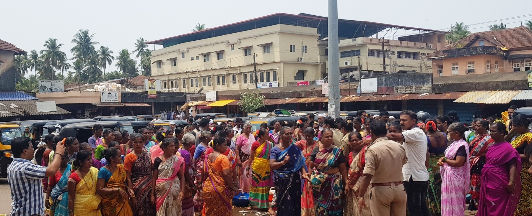 ಭಟ್ಕಳ; ಮೀನುಮಾರುಕಟ್ಟೆ ಸ್ಥಳಾಂತರ ವಿವಾದ; ಪುರಸಭೆ ಕಚೇರಿ ಎದುರು ಪ್ರತಿಭಟನೆ