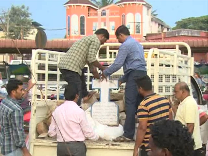 ಮೂಡಿಗೆರೆ: ಅಭಿವೃದ್ಧಿ ಕಾರ್ಯಕ್ಕೆ ಅಡ್ಡಿಯಾಗಿದ್ದ 125 ವರ್ಷ ಹಳೆಯದಾದ ಸಮಾಧಿ, ಶಿಲುಬೆ ತೆರವು ಮಾಡಿ ಕೊಟ್ಟ ಕ್ರೈಸ್ತರು