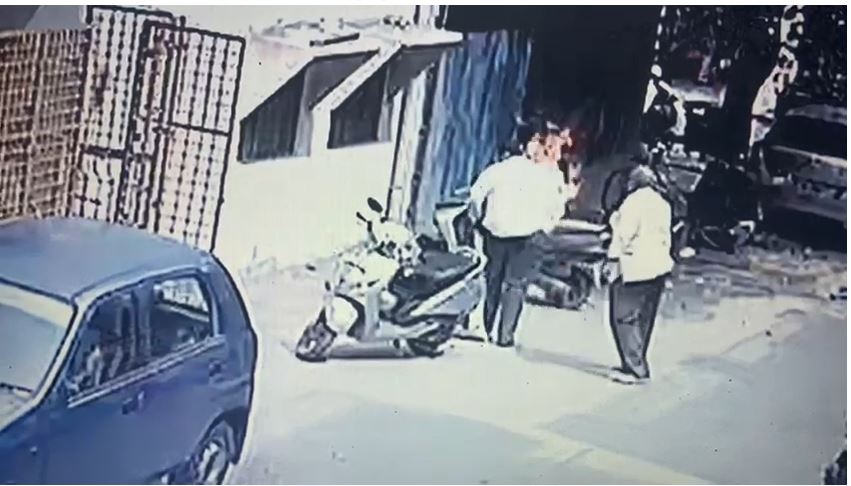 ಬೆಂಗಳೂರು | ಹಣ ಕಳೆದುಕೊಂಡಿದ್ದಕ್ಕೆ ಮಗನನ್ನು ಬೆಂಕಿ ಹಚ್ಚಿ ಕೊಂದ ತಂದೆ: ವೀಡಿಯೋ ವೈರಲ್