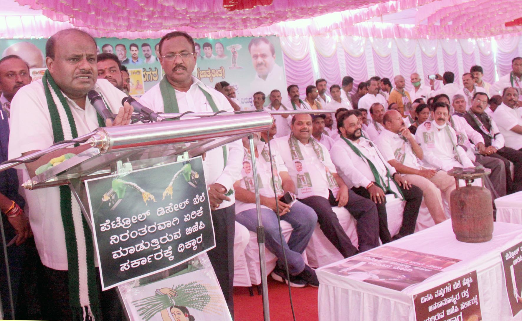 ಬಿಜೆಪಿ, ಕಾಂಗ್ರೆಸ್ ಕಿತ್ತೊಗೆಯಲು ಕನ್ನಡಿಗರು ನನಗೆ ಸುಪಾರಿ ಕೊಟ್ಟಿದ್ದಾರೆ: ಕುಮಾರಸ್ವಾಮಿ