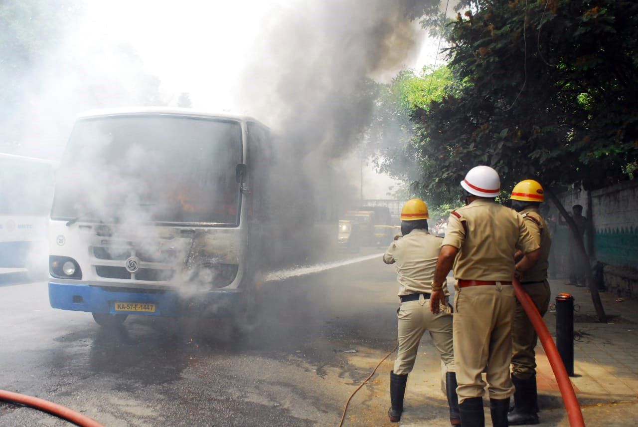 ಬೆಂಗಳೂರು: ಚಲಿಸುತ್ತಿದ್ದ ಬಸ್ಸಿನಲ್ಲಿ ಹಠಾತ್‍ ಬೆಂಕಿ; 30 ಪ್ರಯಾಣಿಕರು ಪ್ರಾಣಾಪಾಯದಿಂದ ಪಾರು