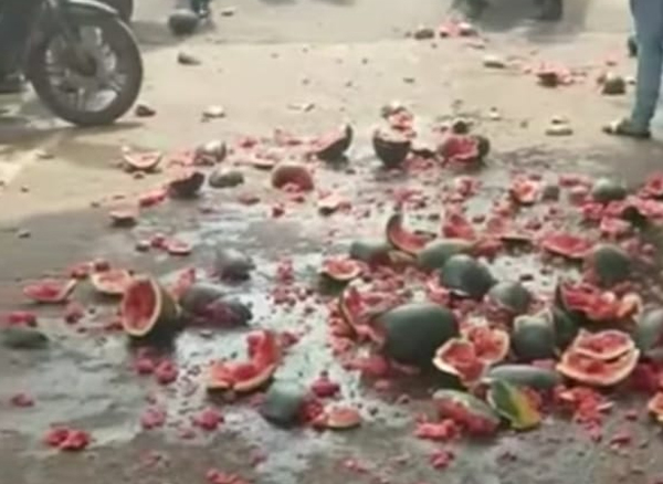 VIDEO| ಧಾರವಾಡ: ದೇವಸ್ಥಾನದ ಆವರಣದಲ್ಲಿದ್ದ ಮುಸ್ಲಿಮರ ಅಂಗಡಿಗಳನ್ನು ಧ್ವಂಸಗೊಳಿಸಿದ ಸಂಘಪರಿವಾರ ಕಾರ್ಯಕರ್ತರು