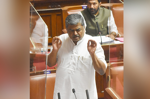 ಸಾಹಿತಿಗಳ ಕೂದಲು ಕೊಂಕಲು ಬಿಡುವುದಿಲ್ಲ: ಬಿ.ಕೆ.ಹರಿಪ್ರಸಾದ್