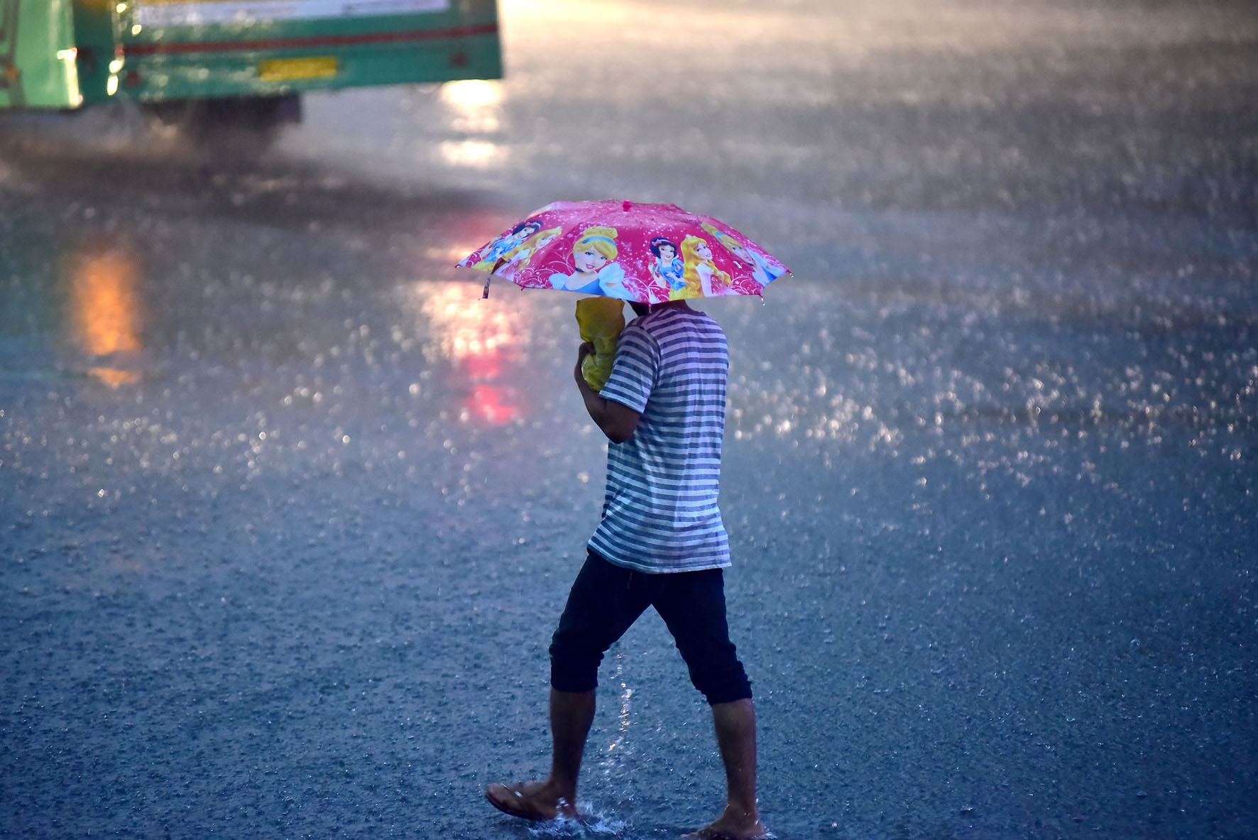 ಬೆಂಗಳೂರು: ಭಾರೀ ಮಳೆಗೆ ಜನಜೀವನ ಅಸ್ತವ್ಯಸ್ತ