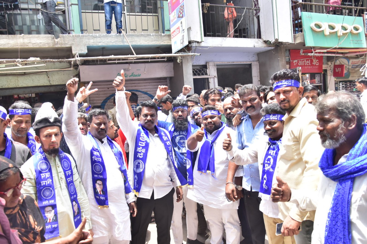 VIDEO- ಆಝಾನ್‌ ವಿರೋಧಿಸಿ ಶ್ರೀರಾಮ ಸೇನೆ ಅಭಿಯಾನ: ಕಲಬುರಗಿಯಲ್ಲಿ ಮಸೀದಿ ಎದುರು ಕಾವಲು ನಿಂತ ದಲಿತ ಸಂಘಟನೆ